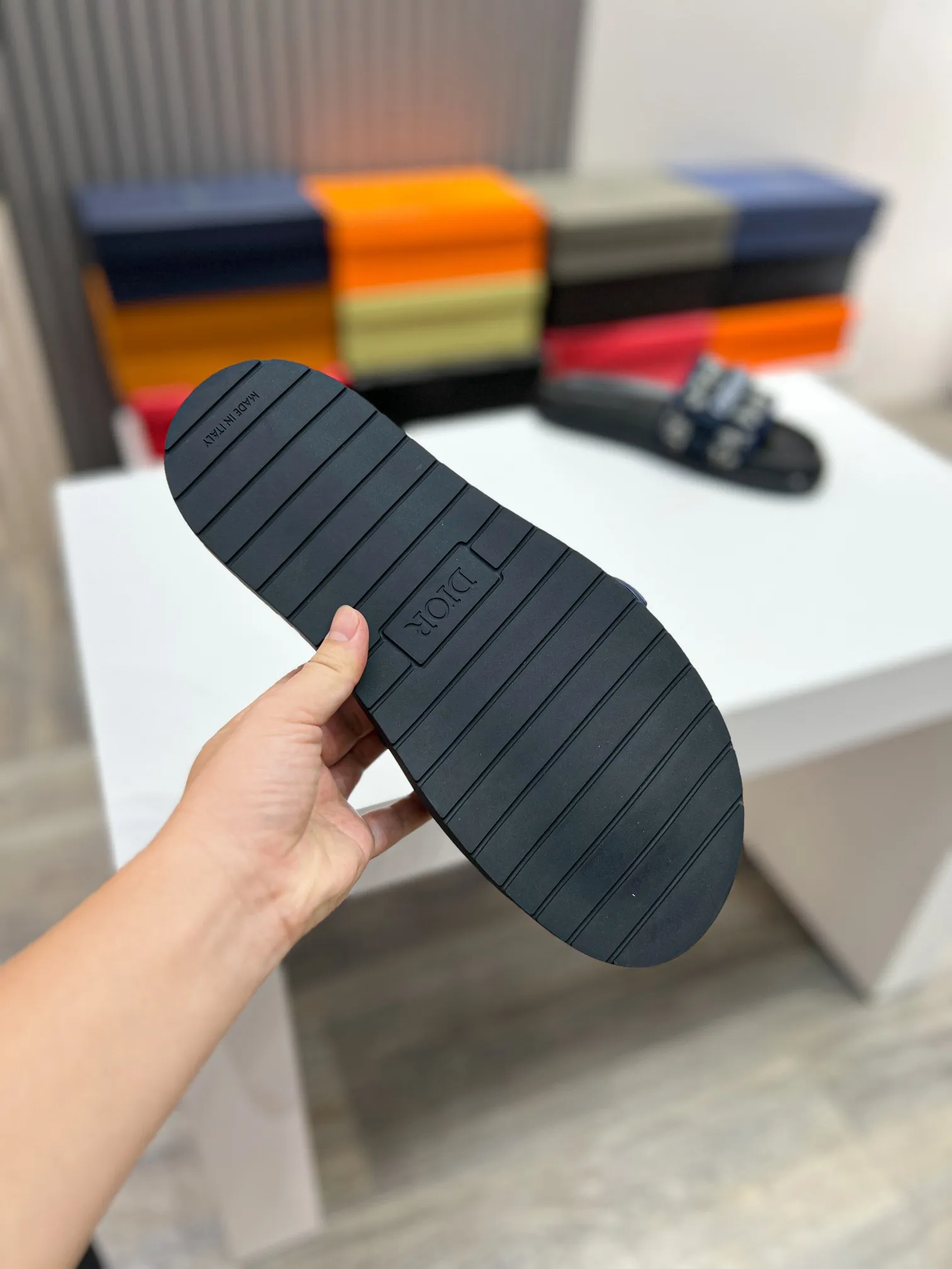 Men's men's shoes 💰320 [DIOR] top version. 2024ss Dior’s latest men’s slippers are a must-have. Dior Alias ​​Men's Genuine Leather Slippers This summer new Alias ​​sandal embodies a casual and elegant style. Carefully crafted from grained cow leather and Oblique printed fabric, with cowhide lining! Cross-strap design with metal-clad brass CD Diamond logo. The imported cowhide leather and rubber sole adds sophistication and comfort, while Oblique print-effect anti-slip panels add style. Size39-44 (38.45 customized)